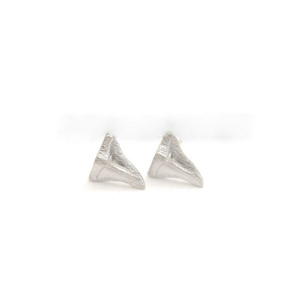 

fashion shark teeth stud earrings the personality of the animal series teeth stud earrings exquisite shark teeth stud earrings, Golden;silver