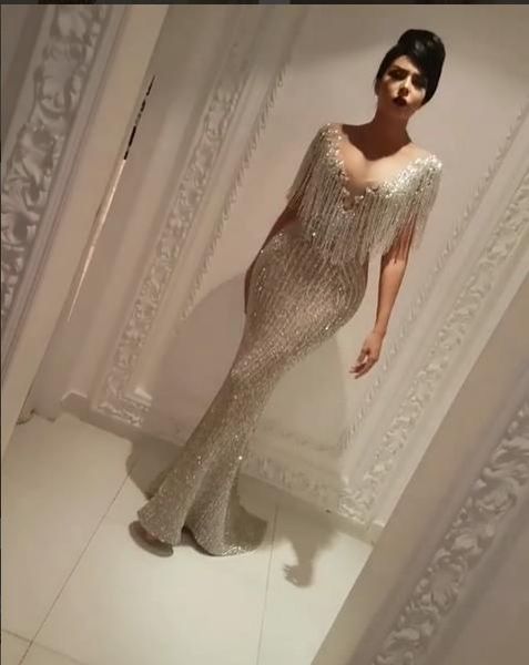 Abendkleid Yousef aljasmi Kim Kardashian Meerjungfrau V-Neck Quasten Kurzarm Silber Kristalle Almoda Gianninaazar ZuhLair Murad Ziadnakad