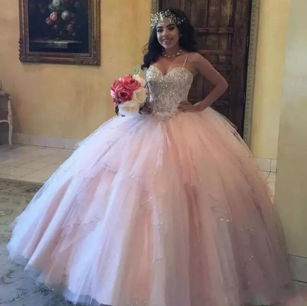 

2018 Светло-Розовый Бальные Платья Quinceanera Платья Спагетти Ремни Кружева Кристалл Бисера Блестки Многоуровневое Юбки Платье Партии Сладкий 15 Платья