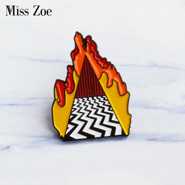 

miss zoe lynch stijl emaille pin twin peaks badge rode gordijn broche pictogrammen denim jeans shirt zak knop pins gift voor vrienden fan, Gray