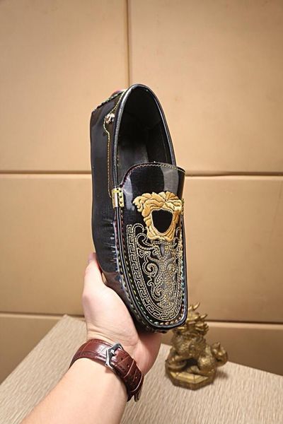 

2018 New Style Luxury Brand Designer Men Glitter Comfortable Medusa Shoes Man's Formal Dress Shoes for Groom Wedding Christmas
