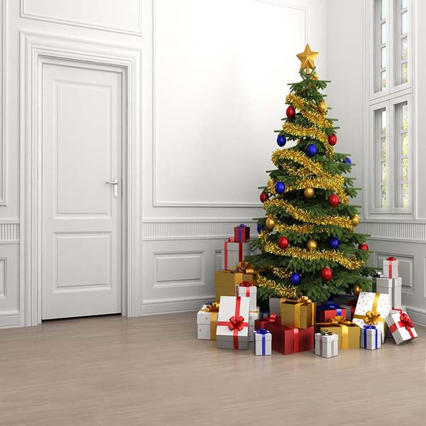 Innen-Weihnachtsfeier-Hintergrund, bedruckte Geschenkboxen, dekorierter Weihnachtsbaum, blaue Gold-rote Kugeln, weiße Wand, Tür, Foto-Hintergründe