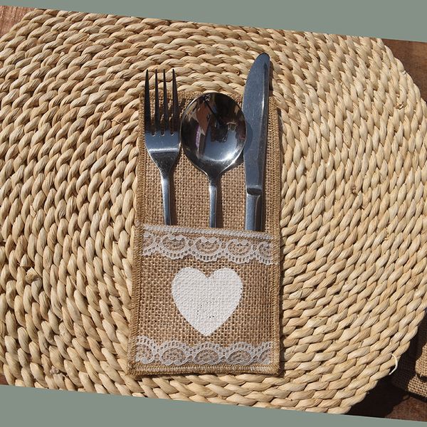 Wholesale Love Heart Jute Hessian Burlap Столовые приборы Держатель Серебряные Карманы Деревенский Свадебный стол Декор Старинные Свадебные Украшения