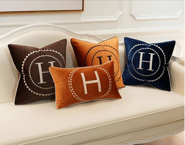 

luxury embroidered letter h circle pattern signage h comfortable velvet material pillow case cushion cover 45*45cm family fabric decoration