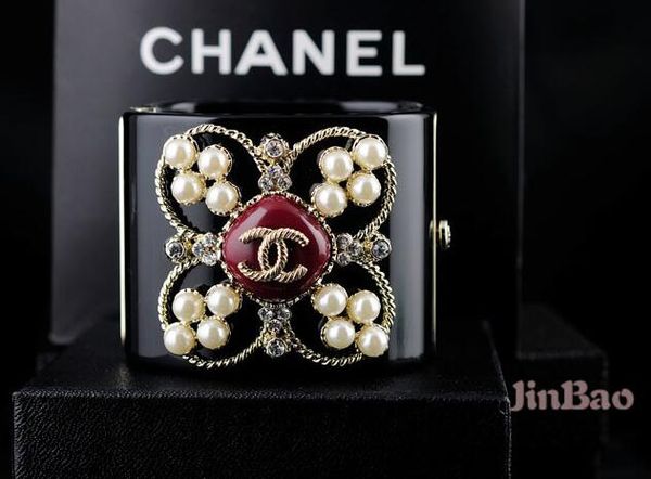 

Key holder charm more tapage bag charm fa hion women cry tal bracelet cuff clear cry tal pearl punk retro kull bracelet