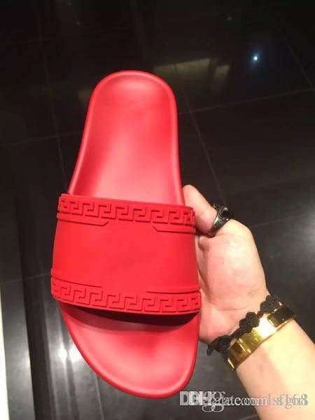 

new 2018 men designer slippers man slipper sandals mens medusa color scuffs male summer outdoor beach slide sandals(dustproof bag + box, Black