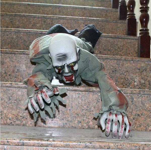 Crawling Large Ghost Zombie Spaventoso Orrore realistico Raccapricciante Decorazione Puntelli Scherzo per Halloween Party Club Haunted House Pub