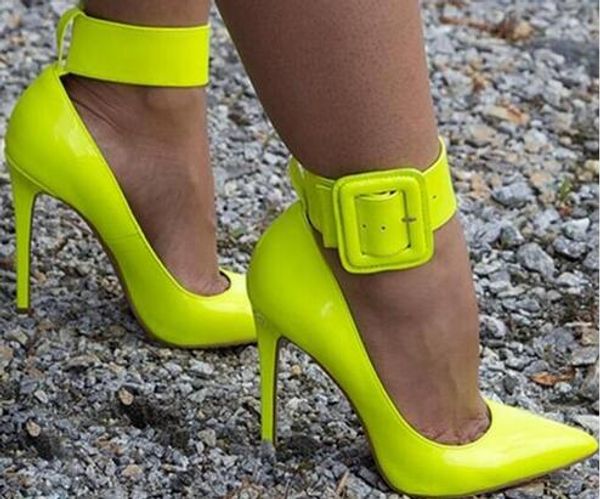 Sexy verdickte Ankle Buckle Kleid Schuhe Dame spitze Zehen Pumps Mode Neon Lackleder große Schnallen Damen High Heels weiß Python Stiletto