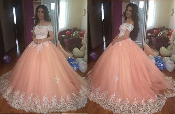 2018 Vintage Off the shoulder Coral Quinceanera Prom Dress Cheap Ball Gown Manica corta Avorio Applique in pizzo Tulle Perline Sweet 16 Dress