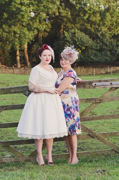 

Vintage Plus Size Short Wedding Dresses vestido de noiva Short Sleeve V Neck Tea Length Country Wedding Gowns