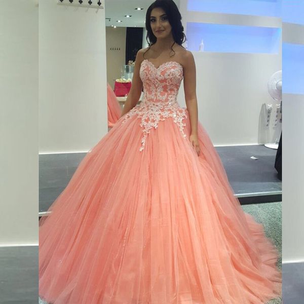 2019 Puffy Ball Gown Abiti da ballo Coral Peach Tulle Sweetheart senza maniche in pizzo Appliques Abito formale Abiti da sera Sweep Train Alta qualità