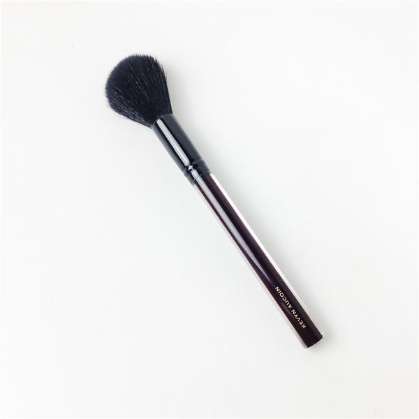 

Ailinmi KA-SERIES The blush Brush - Роскошно мягкая кисточка для пудры с козьей шерстью / пудра - Be