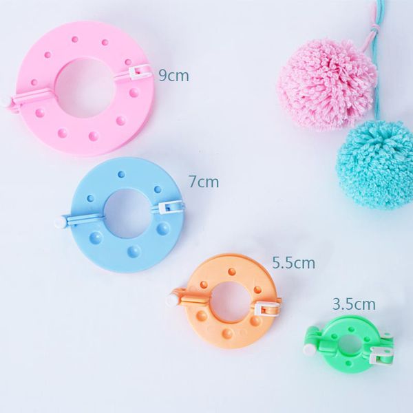 

1set 4 sizes pompom maker fluff ball weaver needle knitting craft tool diy yarn kit, Black