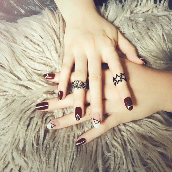 

24 pcs fake nails naturelle back of the nail with glue easy to wear simple lines small round head false nails red, Red;gold