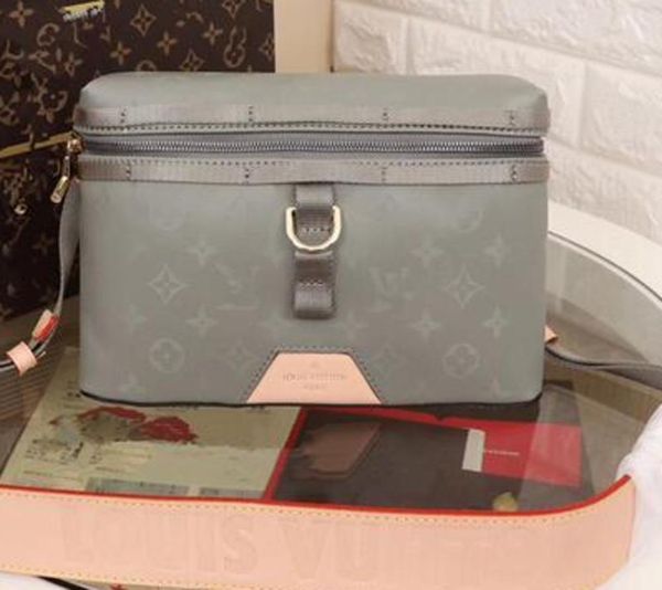

Men's Korean Casual Youth High-end men message bag Trend Genuine Leather plain Vintage print Shoulder Bag