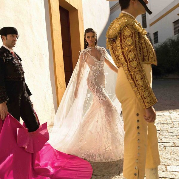 Berta sereia vestidos de casamento sem costas com capa destacável vestidos de noiva penas cintas de espaguete 3d appliqued vestidos de nnovia260j