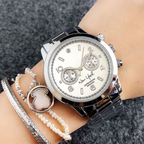 Modemarke schöne Damen Girl New York Buchstaben Stil Zifferblatt Metall Stahlband Quarz-Armbanduhr M6112208r