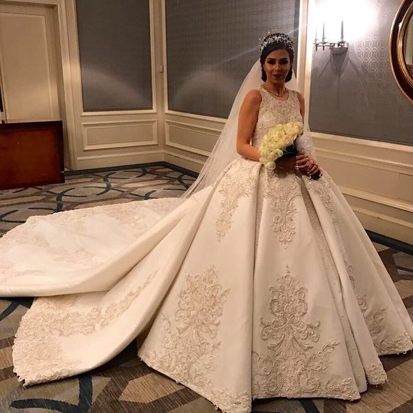 Glamouröse Brautkleider aus Saudi-Arabien, Stickerei, Perlen, Spitze, Applikation, ärmellos, Ballkleid, Brautkleid, elegantes, königliches Hochzeitskleid aus Satin