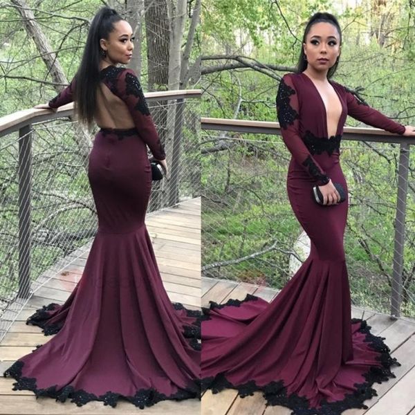 2018 Abiti da sera a sirena bordeaux con scollo a V profondo Sweep Train Appliques in pizzo nero Maniche lunghe Aperto indietro Prom Dress Beads Abiti da festa economici