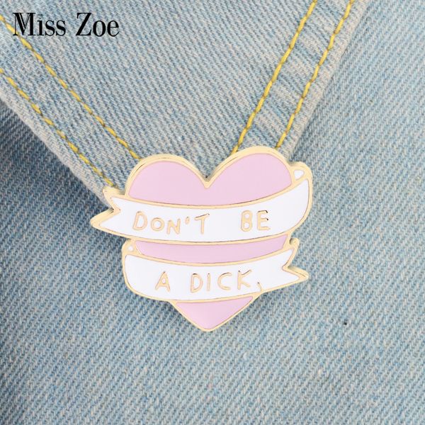 Bayan Zoe Pembe Kalp Beyaz Şerit Emaye Pins Alıntı Broşlar Çanta Elbise Yaka Pin Düğme Rozeti Karikatür Takı Hediye Arkadaşlar