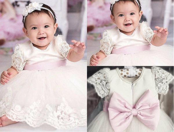 Weiß Elfenbein Erstkommunion Kleider Juwel Hals Spitze Applikationen Perlen Baby Mädchen Taufe Kleid Taufkleid mit Schleife Blumenmädchen Kleider