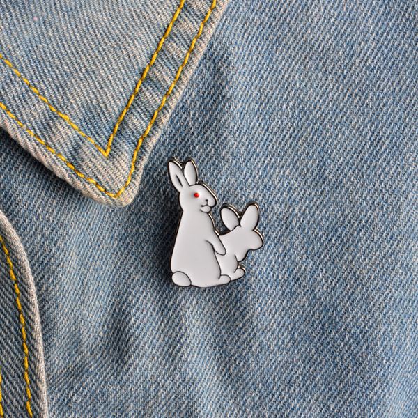 1 PCS Dos Desenhos Animados Cute 2 Coelhos Brancos Mal Broche Pins Animal Broche Denim Jaqueta Pin Badge Bonso Jóias Moda Engraçada