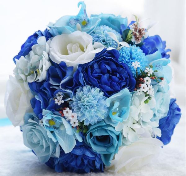 Ewige Engel-Hochzeitsgeschenke, blaue und weiße Rosen, Blumenstrauß, Braut hält Blumenstrauß