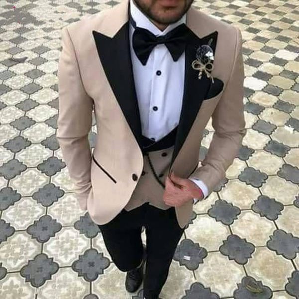 

Выполненные на заказ One Button Beige Groomsmen Peak Черный отворот Жених смокинги Мужские костюмы Свадьба / Выпускной / Ужин Лучший блейзер (куртка + брюки + галстук + жилет) M2