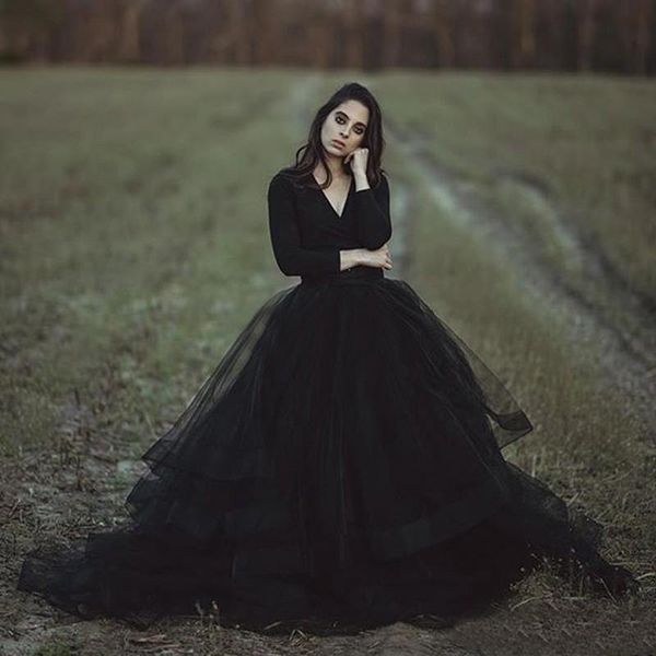 Schwarze rustikale Brautkleider, Ballkleid, V-Ausschnitt, lange Ärmel, Puffy Tutu, günstige, einfache Gothic-Brautgarten-Hochzeitskleider im Freien