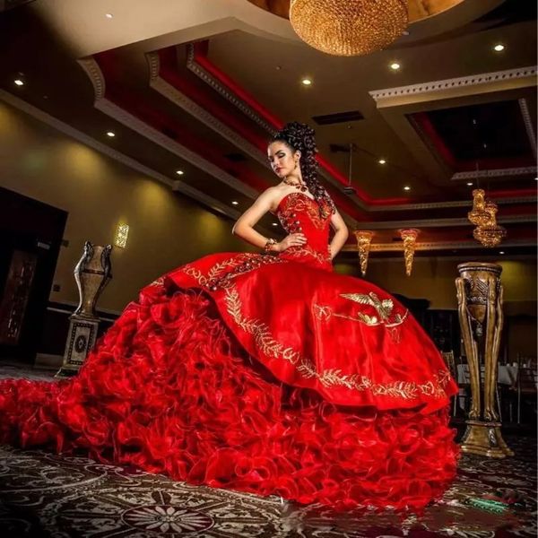 Vintage Red Quinceanera Sweetheart Stickerei Pailletten Perlen Tiers Ballkleid von Schulter süßer Partykleider