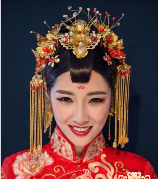 

chinese brides, phoenix crown, ancient costume, jade hairpin, and hairpin. classic wedding accessories and accessories, Slivery;golden