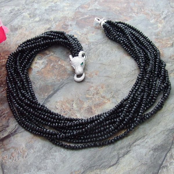 Charmante 11-strängige schwarze Halskette aus facettiertem Kristallglas mit Mikroeinlage aus Zirkon und Leopardenkopf-Accessoires-Verschluss mit einer Länge von 53 cm