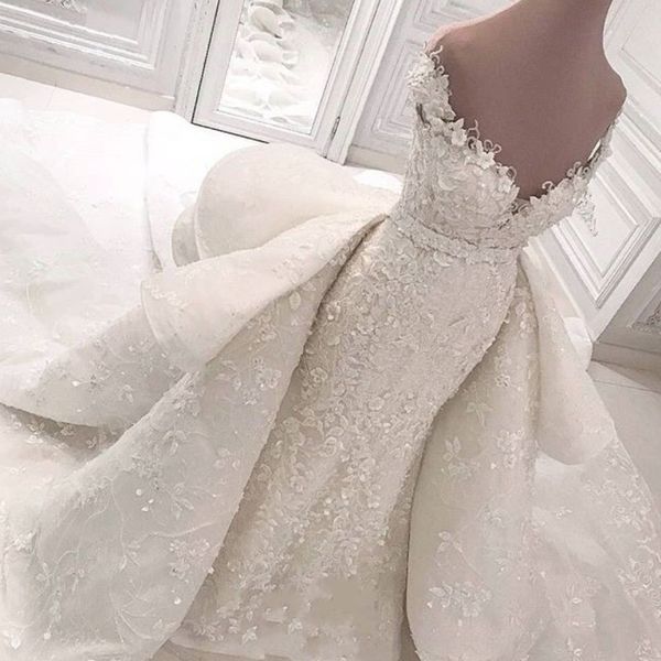 Wunderschönes Arabien-Meerjungfrau-Hochzeitskleid mit Überrock, schulterfreiem Perlen-Spitze-Applikationen-Hochzeitskleid. Erstaunliches saudisches Hochzeitskleid mit Kapellenschleppe