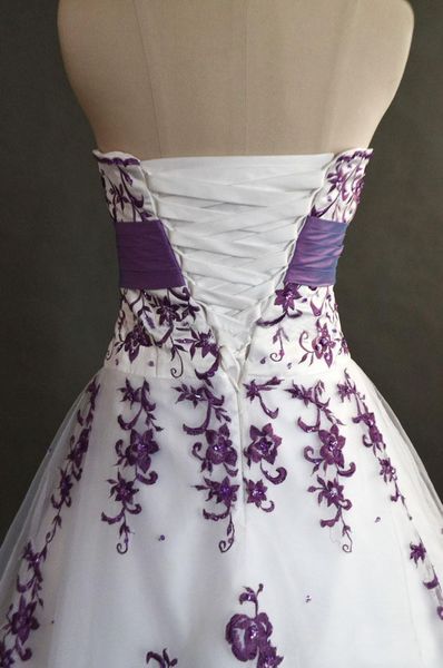 Abiti da sposa bianchi e viola di alta qualità dalla Cina Sweetheart Necline Squisito ricamo a macchina A-line Corsetto Abiti da sposa152G