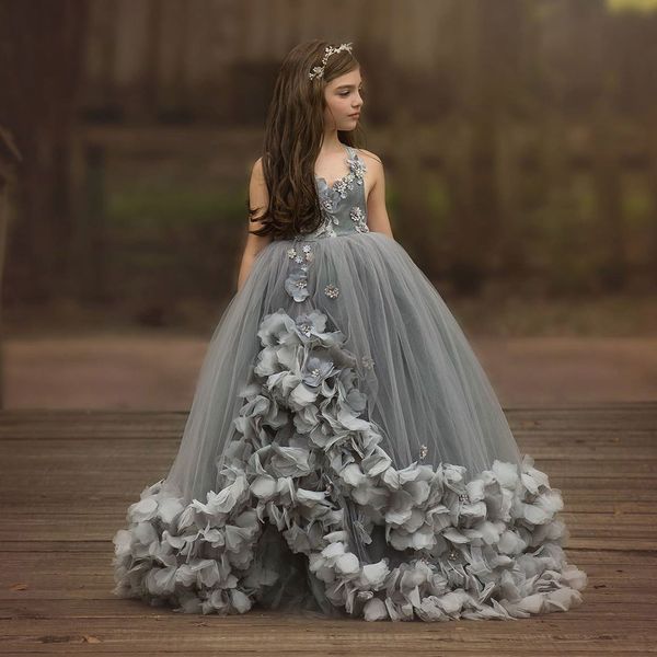 Graues, mit Perlen verziertes Ballkleid für Mädchen, Festzugskleider, V-Ausschnitt, Blumenmädchenkleid, Tüll, 3D-Applikationen, bodenlang, Kinderkleid für die Heilige Kommunion