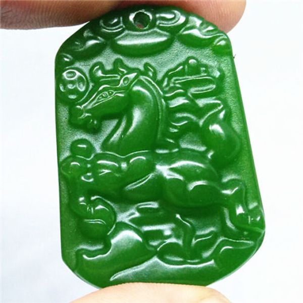 Collana con pendente in giada verde naturale Amuleto Cavallo portafortuna Collezione Zodiaco cinese Ornamenti estivi Pietra naturale Incisione a mano