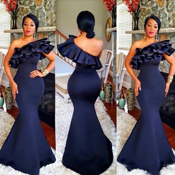 Blau billig navy mermaid bridesmaid kleider eine schulter rüscheln abgestufte tierungen plus size afrikanische vestidos party mädchenung aus Ehrenkleidern