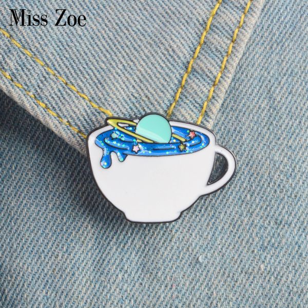 

Miss Zoe Galaxy Planet чашка Эмаль Pin Вселенная чашка кофе брошь Pin отворота Простых иконки P