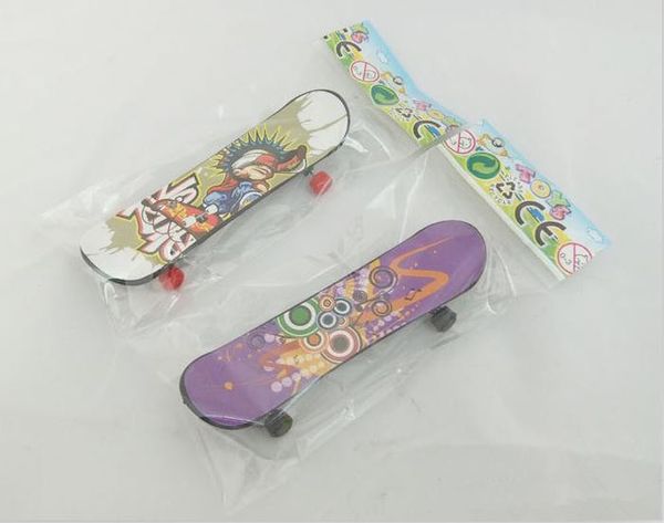 Mini dedo skate brinquedos 626 cm opp pkg cor aleatória fingerboard scooter skate festa favores presente educacional dedo toy3571860