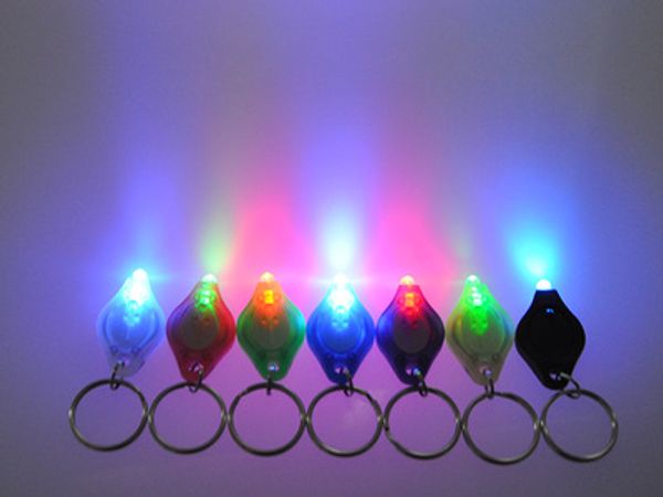 Portachiavi mini torcia Anello portachiavi a LED 7 colori Portachiavi in plastica leggera Anello LED a luce UV Colore a conchiglia Accessori casuali