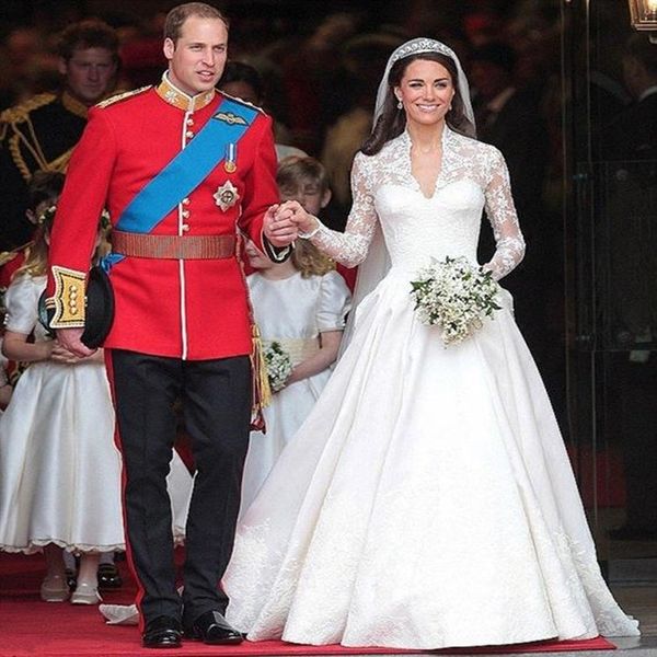 Elegantes Brautkleid von Kate Middleton, A-Linie, Prinzessin, transparent, lange Ärmel, V-Ausschnitt, Spitzenapplikationen, Kapellenschleppe, Satin, Brautkleider in Weiß und Elfenbein