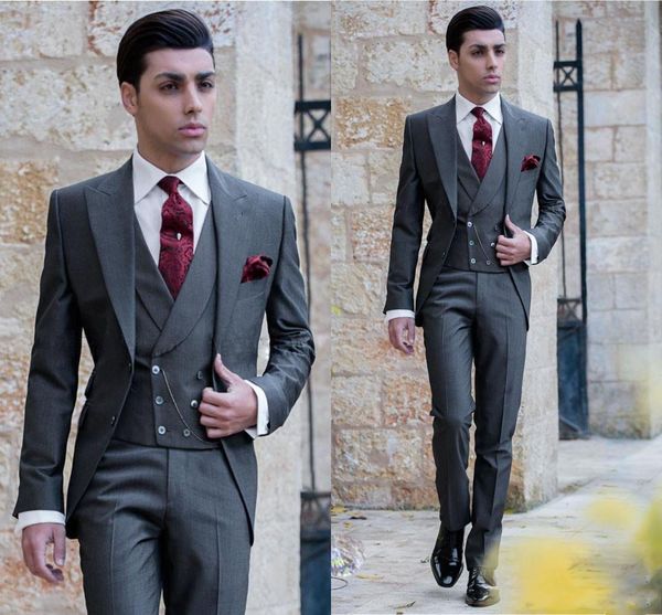 Custom Design Due bottoni Grigio scuro Smoking dello sposo da sposa Risvolto a punta Groomsmen Mens Dinner Blazer Suits (Jacket + Pants + Vest + Tie) NO: 1555