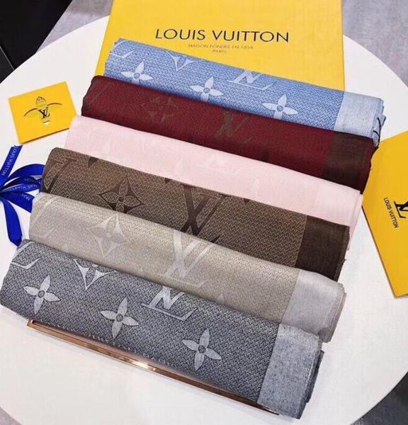 

.The unique and beautiful design of the high-end women's comfortable silk scarf is the best combination of scarves and headscarves