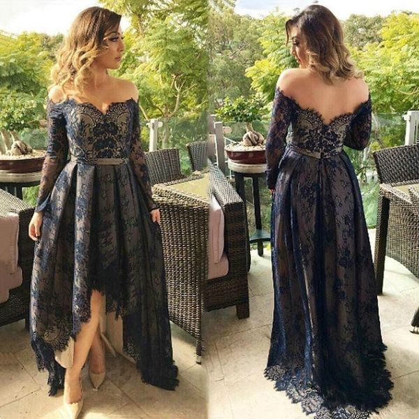 Abiti da sera eleganti in pizzo a maniche lunghe con spalle scoperte e volant Abiti da ballo alti e bassi Abito da festa blu navy senza schienale taglie forti