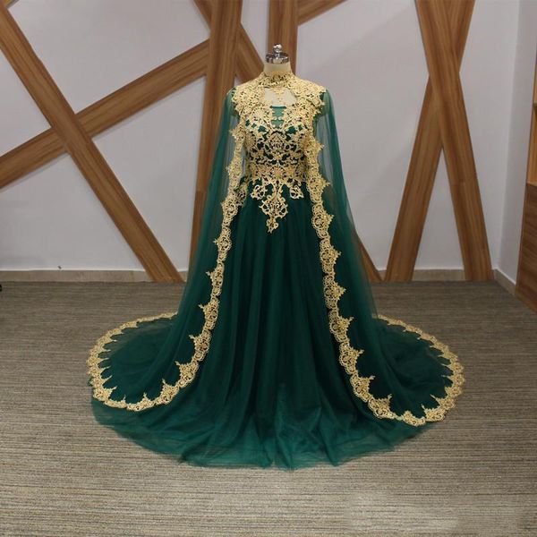 2020 Emerald Green Night Vestres com Cabo Gold Lace Aplique Tribunal Tribunal Vestidos de festa formal do pescoço para mulheres WEA236G