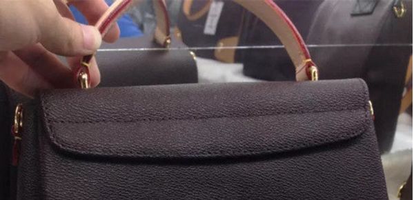 

2018 new styles are small and stylish with delicate details and complete functions, hand-held, shoulder and back elements