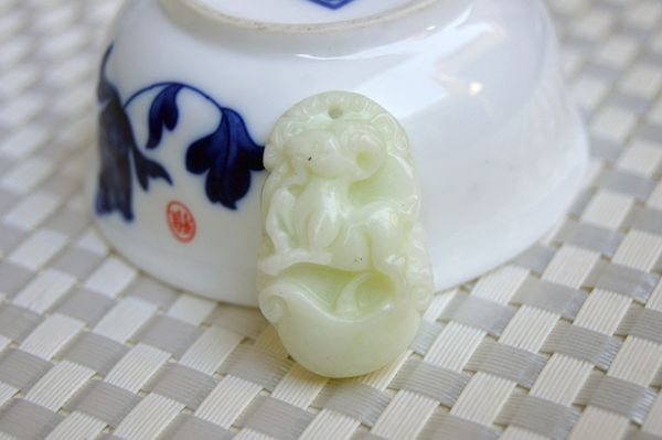 Natürliche Shaanxi Lantian Grafschaft weiße Jade. Handgeschnitzte 12 Tierkreistiere von exquisiten Schafen. Das Oval. Halskettenanhänger (Amulett)