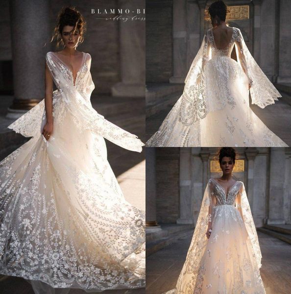 2019 Ultimi abiti da sposa da spiaggia Ricami in pizzo Scollo a V Appliqued Backless Sweep Train Plus Size Abiti da sposa Boho