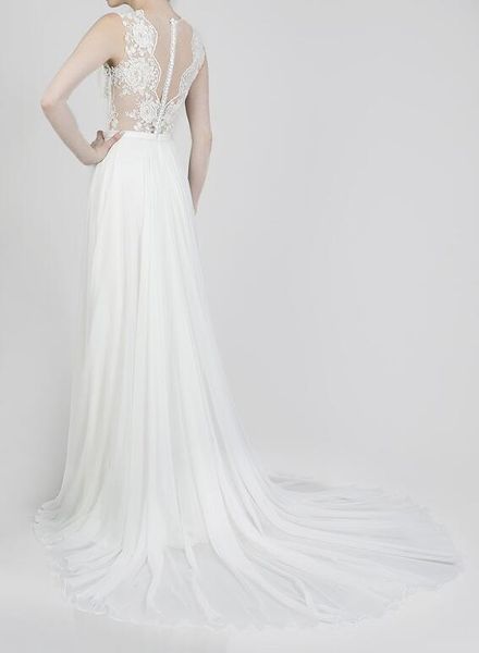 

chiffon wedding dress 2018 new arrival sheer with floral embroidery zipper with buttons back sweep train chiffon wedding dresses bridal, White