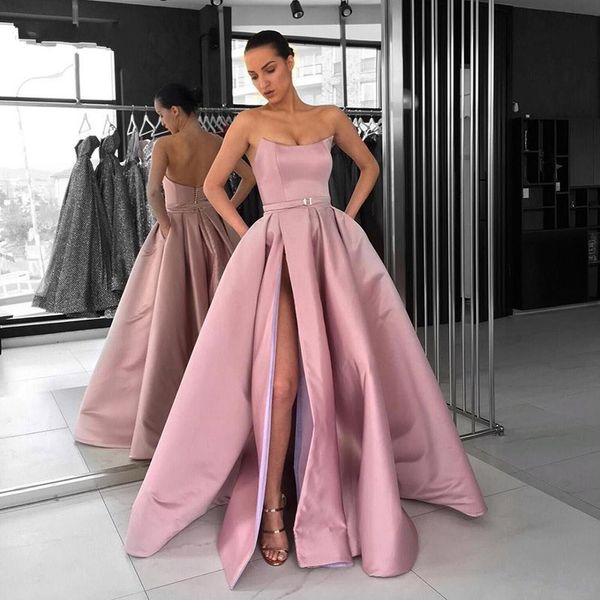 Neue Ankunfts-Ballkleid-Abendkleider mit hohem Schlitz, formelle Kleider mit Taschen, Band, gerüschtes, plissiertes Satin, langes, günstiges Abschlussball-Partykleid